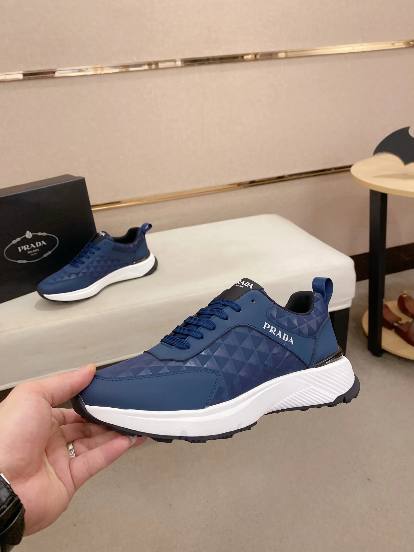 Men's shoes 💰 442💰 ✔️✔️✔️The new PRADA (Prada) counters are launched simultaneously. The new men's shoes and 😘fabrics are made of selected cowhide and waterproof and breathable fabrics. Lining: Breathable mesh lining. 👍🏿 High-end ☄️ air-cushion molded anti-slip rubber outsole, exquisite lines, simple and elegant, comfortable and high-end for leisure travel. Code number: 38 to 44 (45 can be customized and cannot be returned or exchanged)